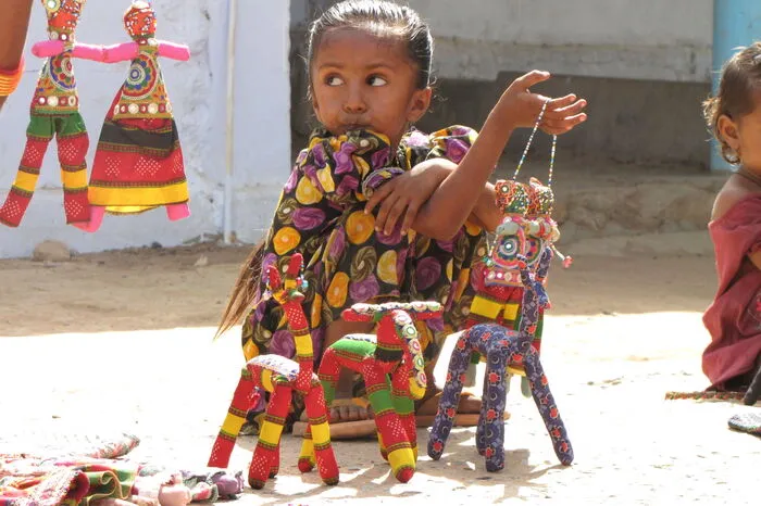 Auch Kinder verkaufen in den Banni-Dörfern im Norden von Gujarat Kunsthandwerk.