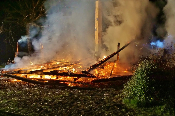 Wegen der Trockenheit bestand große Gefahr auf ein Ausbreiten des Feuers auf den umliegenden Wald