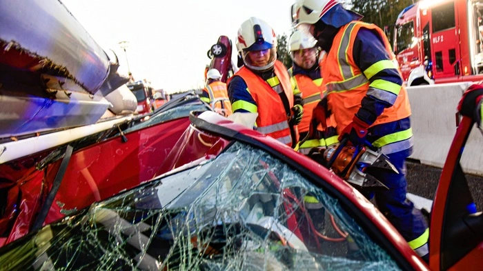 Sieben Feuerwehren aus dem Bezirk Hartberg-Fürstenfeld, Rotes Kreuz, Polizei und Leitungskräfte der Asfinag beteiligten sich an dieser Großübung, um die Zusammenarbeit für den Ernstfall zu trainieren