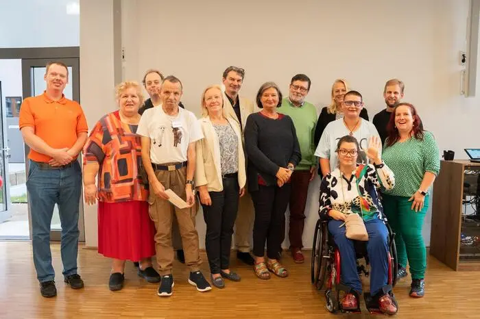 Am Donnerstag lud das Team um Geschäftsführer Thomas Driessen (Mitte hinten) zum Open House. Als Gäste u. a. dabei: Nationalratsabgeordnete Verena Nussbaum, Eggenbergs Bezirksvorsteherin Karin Gruber, Gemeinderat Kurt Luttenberger, Gemeinderätin Claudia Unger und Alexander Melinz (KPÖ-Landtagsklub)