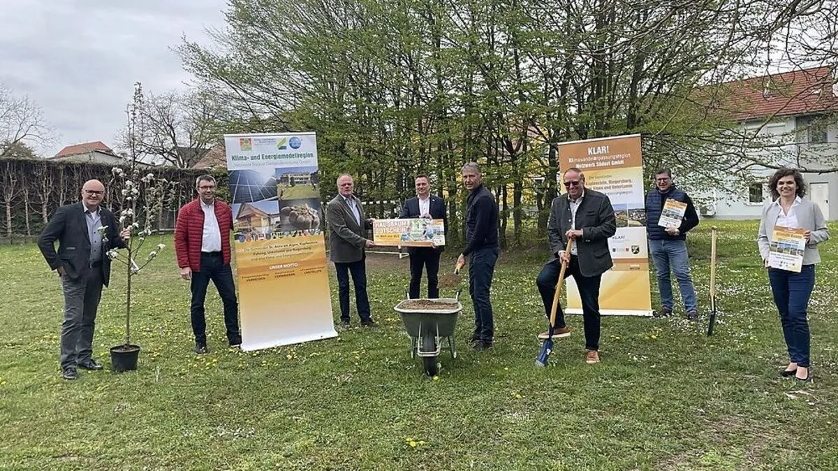 Ferdinand Groß, Franz Thurner, Johann Hartinger, Manfred Reisenhofer, Johann Winkelmaier, Robert Hammer, Johannes Weidinger und Maria Eder beim symbolischen Spatenstich  