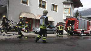Feuerwehr und Rettung befinden sich am Brandort