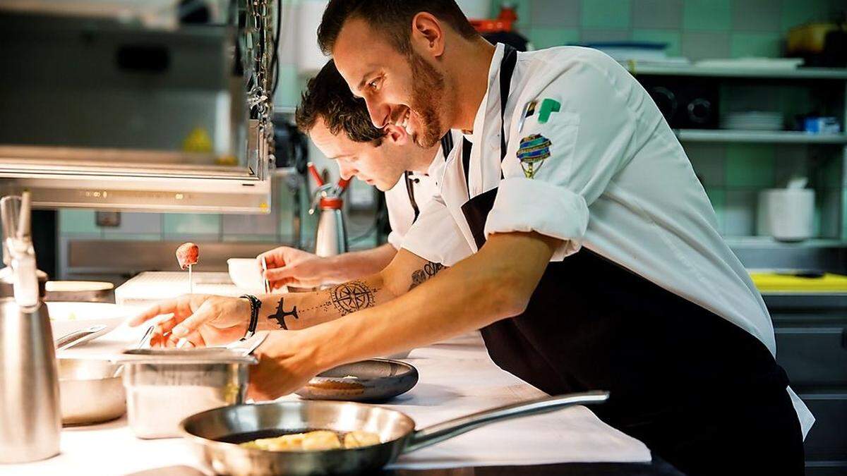 Sacher-Chefkoch Dominik Stolzer kocht im Grottenhof mit Neobiota