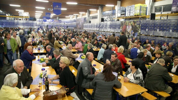 Wenn die älteste Privatbrauerei Kärntens, die Brauerei Hirt, Ende Oktober zum Wirte-Bockbieranstich lädt, bleiben die Gäste nicht aus. Und am Donnerstag war es wieder soweit. 