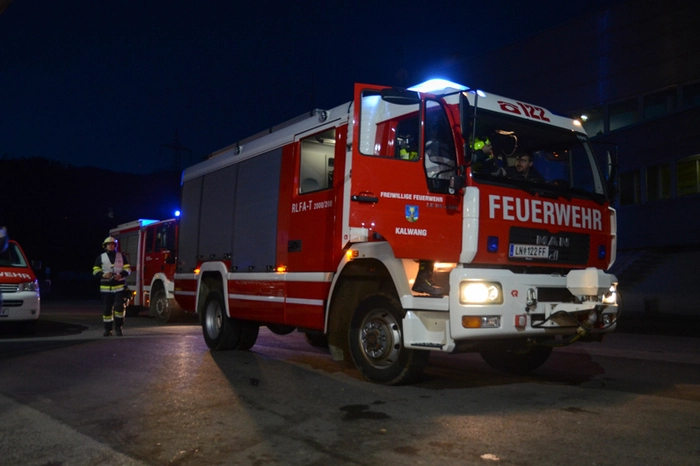 Am Gelände der Autobahnmeisterei wurden von der Feuerwehr Kalwang mehrere umfangreiche Übungsszenarien für die anrückenden Feuerwehren vorbereitet.