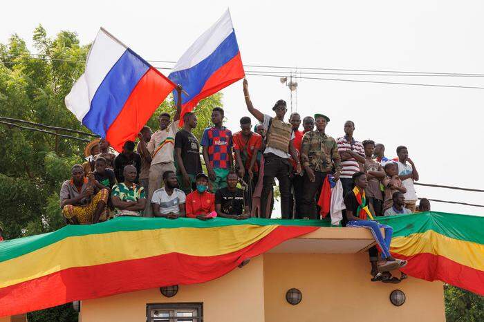 Anhänger des malischen Interimspräsidenten schwenken russische Flaggen