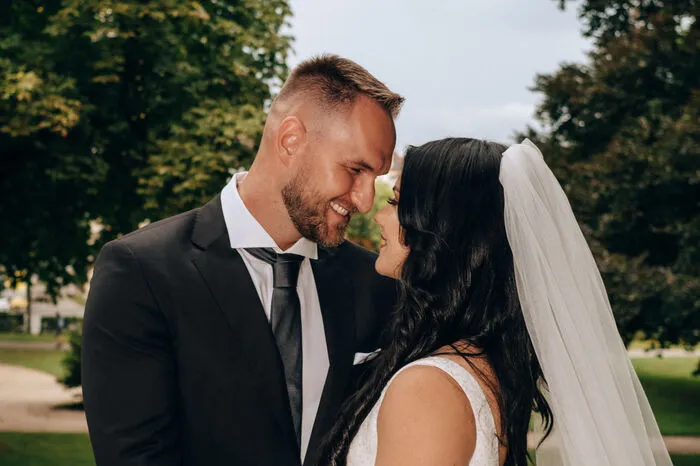 Für Stephanie und Alexander Andrecs war es "Love at first sight", also Liebe auf den ersten Blick. Der gebürtige Klagenfurter, der seit zehn Jahren in den Vereinigten Staaten lebt, war zu Weihnachten in Kärnten, um seine Familie zu besuchen. Dabei lief ihm in einer Bar die Marketingmanagerin über den Weg. Der Beginn einer ganz großen Liebe. Nach zwei Jahren Fernbeziehung wanderte Stephanie der Liebe wegen nach Amerika aus - ein Exchange Tourist Visa machte das möglich. Die kirchliche Trauung fand 2021 in Klagenfurt statt. Mit Familie und Freunden wurde beim Sandwirth der schönste Tag im Leben gefeiert und die Nacht zum Tag gemacht. Standesamtlich wurden dann in Los Angeles geheiratet. "Nachdem wir beide in Los Angeles leben, wollten wir natürlich in Beverly Hills heiraten", verrät die Braut der Kleinen Zeitung. "Leider war es für die nächsten zwei Jahre ausgebucht, also haben wir in South Central geheiratet. Was eher als das ´ghetto` von LA angesehen wird." Der Vorfreude auf die gemeinsame Zukunft tat das aber keinen Abbruch. Eine Hochzeitsreise gab es freilich auch - diese führte die frisch Vermählten in das ferne Australien. Das Paar lebt nun den amerikanischen Traum. Alexander arbeitet als Personal Trainer im Golds Gym Venice, wo auch Arnold Schwarzenegger noch immer jeden Tag trainiert. Stephanie ist im Marketing-Bereich einer Firma beschäftigt, die Babyprodukte verkauft.