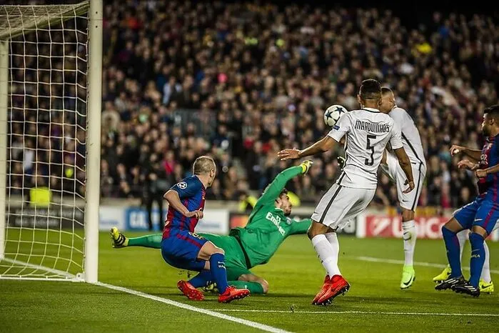 ...doch dem FC Barcelona von diesem Abend war der absolute Willen anzusehen. Andres Iniesta verkörperte diesen fünf Minuten vor dem Halbzeitpfiff und erzwang mit einem Fersler aus schier aussichtsloser Position ein Eigentor von Layvin Kurzawa.