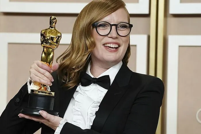 Die kanadische Regisseurin, Drehbuchautorin und frühere Schauspielerin erhielt einen Oscar für das beste adaptierte Drehbuch für "Women Talking" und sagte bei ihrer Dankesrede: "Ich danke der Academy, dass sie sich nicht gefürchtet hat vor den Wörtern Women und Talking, die so nahe beieinander stehen."