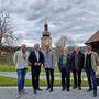 GR Heimo Lercher, LH Christopher Drexler, Bgm. Josef Birnstingl, Altbürgermeister Erich Gogg (einziger lebender Ehrenbürger der Gemeinde Sankt Bartholomä), Pfarrer Paulus Kamper, Gemeindekassier Franz Moritz vor der Alten Kirche in Sankt Bartholomä