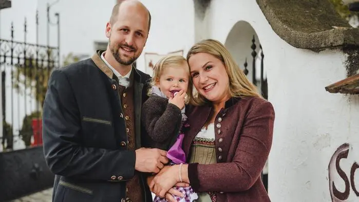 Schloss Leonstein: Daria und Stefan Obmann sind seit 2017 Gastgeber im Schloss Leonstain im Herzen von Pörtschach. Seit vielen Jahren zählt die Almdudler-Almrauschparty in den historischen Gemäuern zu den Fixpunkten der Pink-Lake-Woche. Der weitläufige Garten und das 1550 erbaute Schloss bilden dabei die Kulisse für einen Abend in Tracht. Nach der offiziellen Eröffnung durch die beiden Pink-Lake-Gastgeberinnen Clara Mydia und Syphia Lis geht die Feier im historischen Innenhof weiter. Während der Festivalwoche beherbergt das Leonstain zudem zahlreiche Pink-Lake-Gäste sowie Künstlerinnen und Künstler.