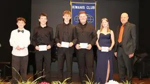 Bei der Preisverleihung von links nach rechts: Tobias Landsfried, Jakob Steiner, Luis Bürgler, Philip Lerchster und Sophie Fleißner (Klarinette) sowie Kiwanis-Club-Lienz-Präsident Peter Kontschieder