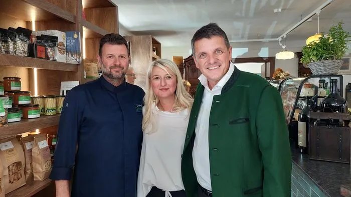 Karl Samer und Michaela Pelzmann eröffneten ihre neue "Augustiner Greisslerei" in Fürstenfeld letzten Samstag mit rund 300 Gästen. Auch Bürgermeister Franz Jost gratulierte herzlich zur Eröffnung.