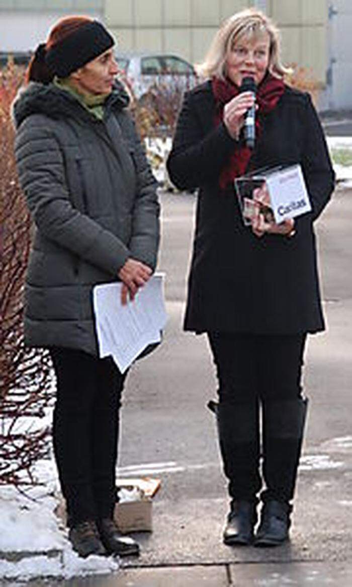 Religionsprofessorin Bettina Bergmair übergab die Spende an Sabine Spari (rechts) von der Caritas
