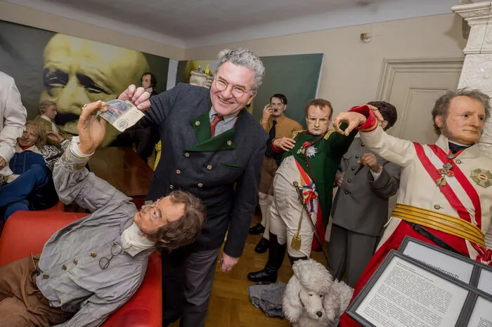 Schlossherr Stefan Liechtenstein in jener Kammer, in denen heute die Wachsfiguren aufbewahrt werden. Sie waren 20 Jahre lang in Schloss Rosegg im Rahmen einer Ausstellung zu sehen.