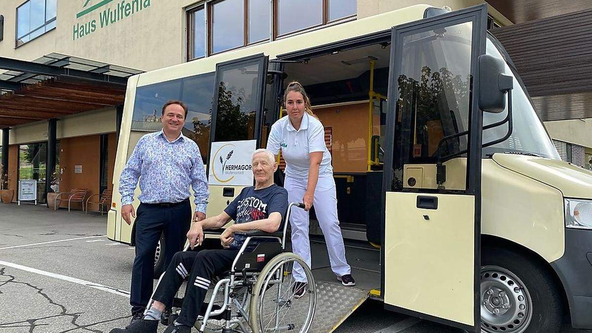 2020 wurde das Sozialmobil, damals unter Bürgermeister Siegfried Ronacher (links), eingeführt