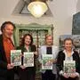 Präsentieren die grüne Bilanzzeitung: Christian Hlade, Weltweitwandern, Vizebürgermeisterin Judith Schwentner, Gemeinderätin Zeynep Aygan-Romaner und Hélène Reiter-Viollet von der Boutique Chic Ethic