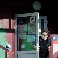 Eine Sicherheitsmitarbeiterin am Eingang des Krankenhauses für Infektionskrankheiten in der Region Irkutsk