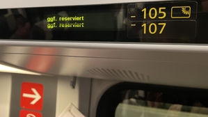 Eine Sitzplatzreservierungsanzeige in einem ÖBB-Zug mit der Aufschrift „Ggf. reserviert“