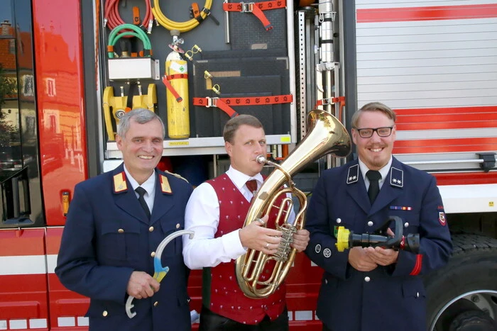 Feuerwehrkommandant Johann Delsnig (links) und Kameradschaftsführer Patrick Weitensfelder (rechts) konnten neben Bürgermeister Alexander Benedikt unter anderem Stadtkapelle-Obmann Christian Taferner (Mitte) willkommen heißen. 