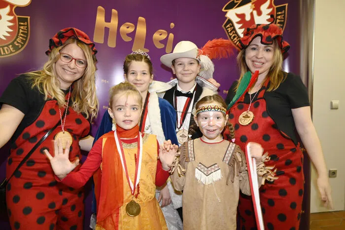 Die Organsiatoren des Kinderfaschings, Lizzy Schönfelder (links) und Barbara Borstner mit  den Kindern Helena Schönfelder, Magdalena Jester und dem Kinderprinzenpaar Prinzessin Rosa I. (Bärntatz) und Prinz Filius XXIX (Stefan Grintal).