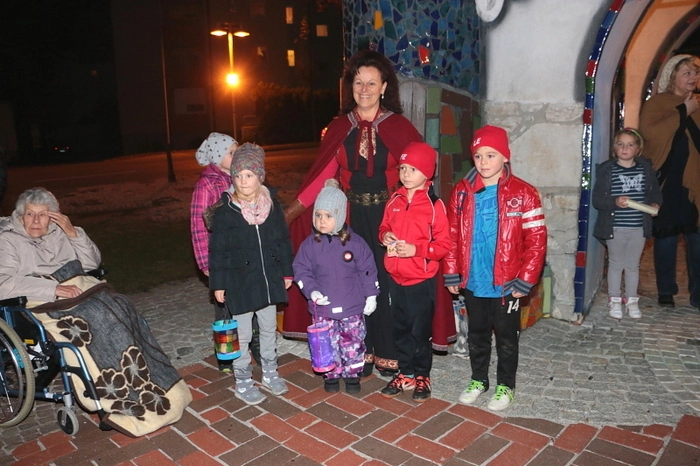 Im stimmungsvollen Ambiente der Barbarakirche stellten die Protagonisten der Ritterschaft gemeinsam mit Kindern und auch Erwachsenen die Erzählung um den Heiligen nach.