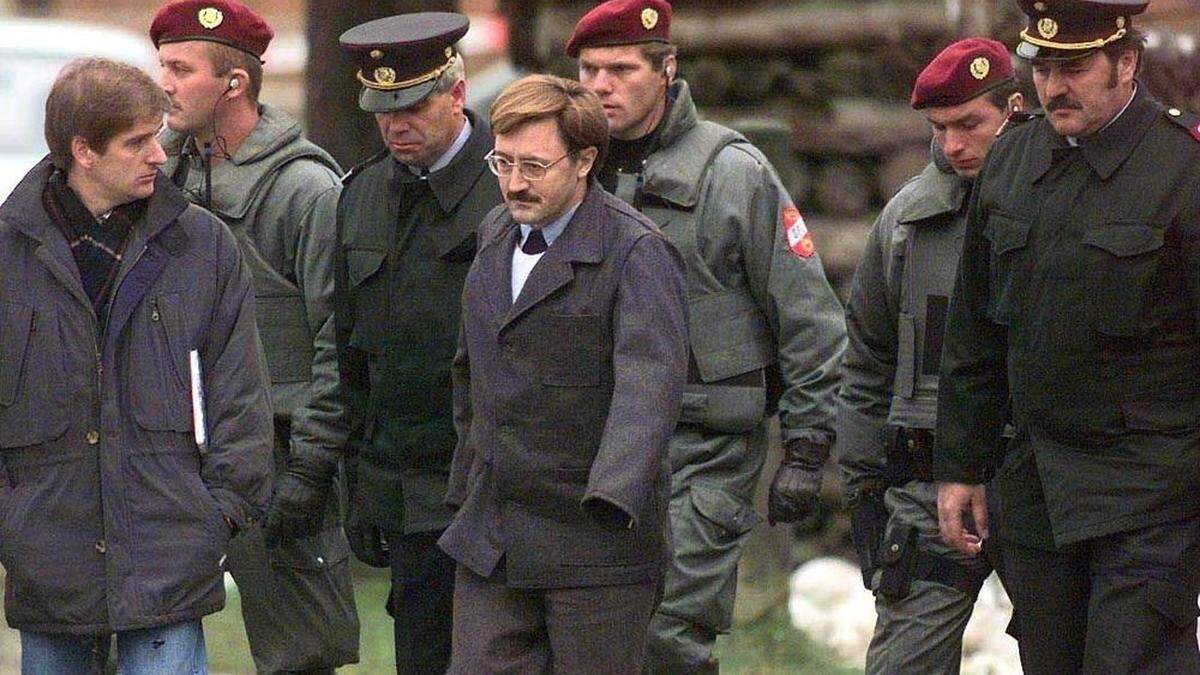 Briefbomben-Attentäter Franz Fuchs am 27. November 1997 waehrend eines Lokalaugenscheins in Gralla