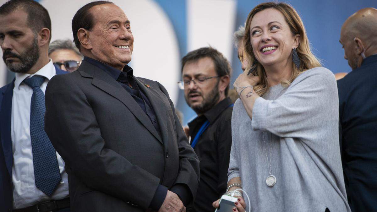 Berlusconi dürfte das Lachen vergangen sein, er musste im Streit um Macht klein beigeben.