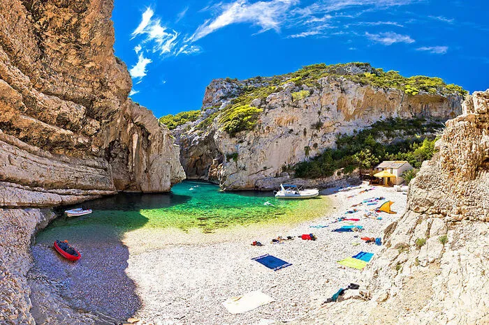 Der Stoncica Beach zählt mit seiner wunderschönen Landschaft zu den schönsten Stränden Kroatiens. Er lässt sich mit dem Fahrrad oder Boot erreichen und löst mit seinem weißen Sandstrand und dem türkisblauen Wasser sofort ein Gefühl von Freiheit und Gelassenheit aus.