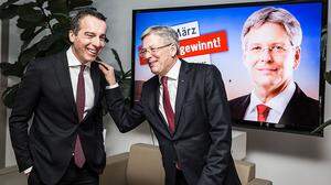 In rauschender Wahlparty in der SPÖ-Landeszentrale freute sich Christian Kern mit Peter Kaiser über dessen Sieg