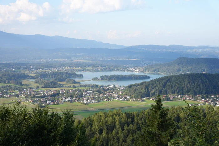 Die umwerfende Kulisse mit dem Blick auf den Faaker See beeindruckt jeden Besucher.
