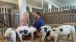 Petra und Helmut inmitten der "Überraschungs-Schweine"