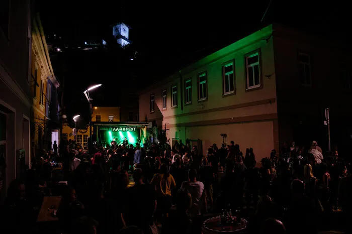 Der Schlossberg im Hintergrund und zahlreiche Fans am Minoritenplatz sorgten für eine eindrucksvolle Kulisse beim DAARKFEST.