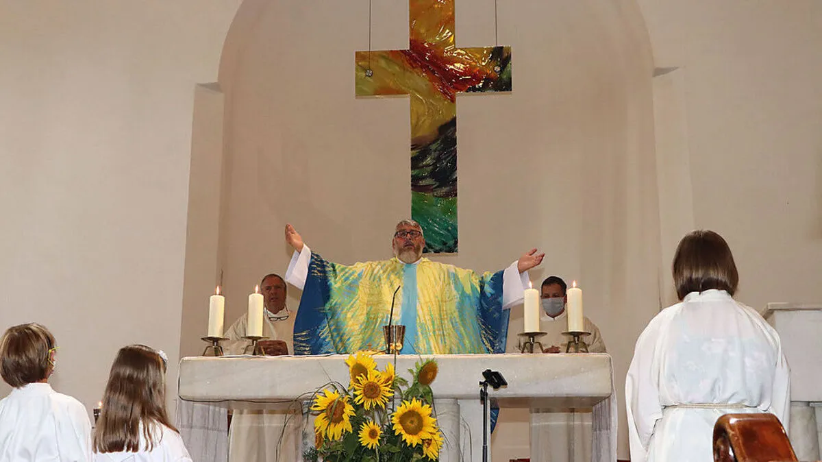 Das Glaskreuz fand über dem Altar Platz
