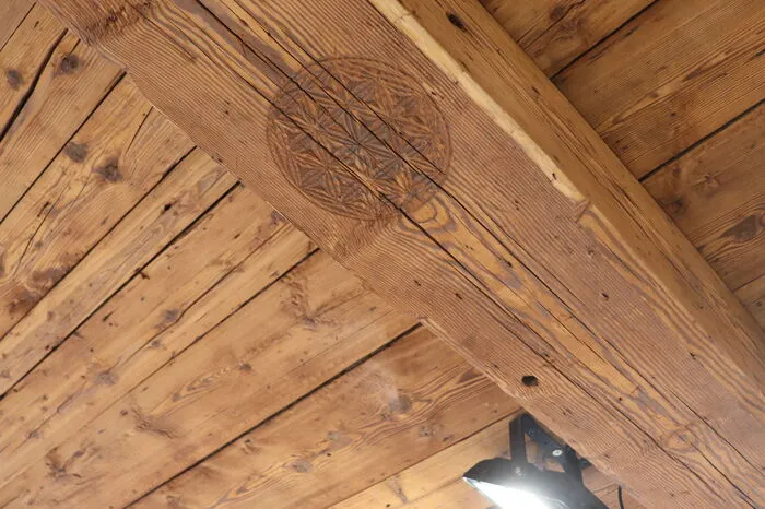 Das Haus ist 250 Jahre alt. Die Lebensblume auf dem Holzbalken an der Decke stammt aus dieser Zeit.