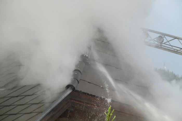 Vermutlich ein Blitz löste einen Brand in einem Wohnhaus aus.
