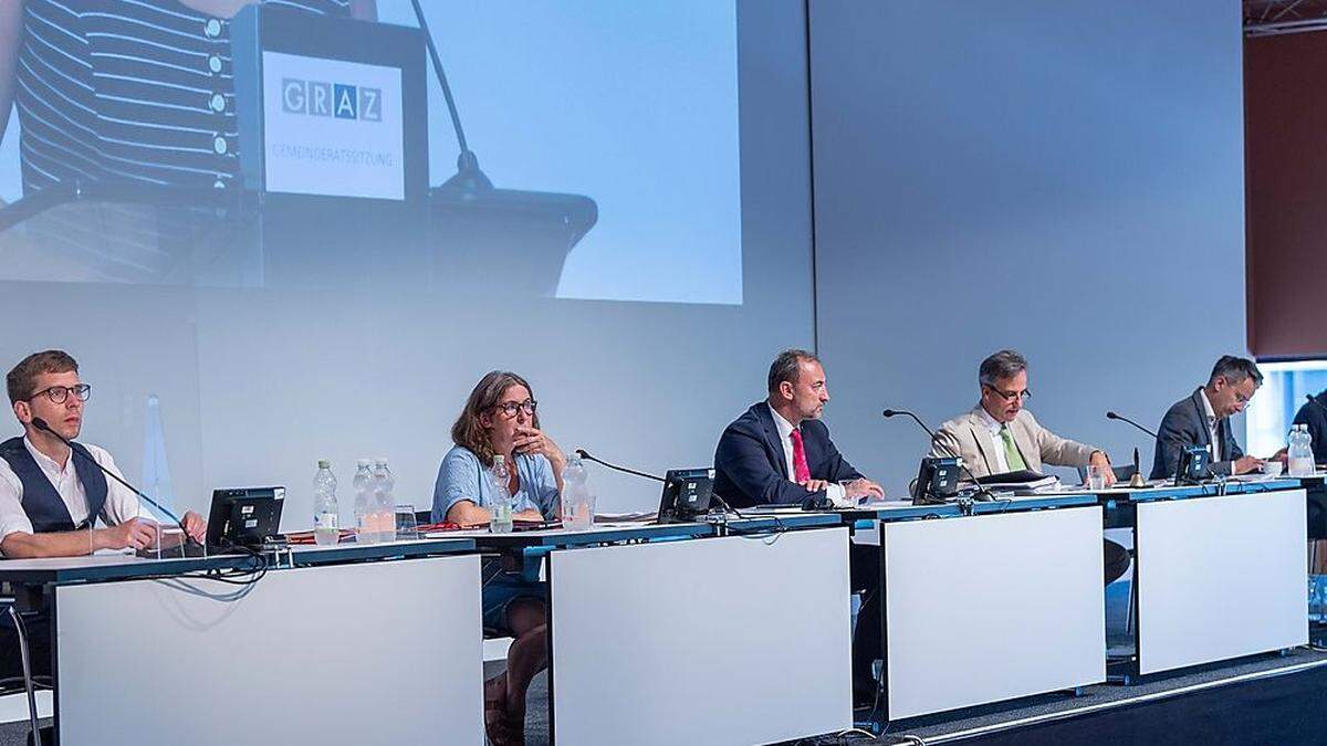 Die Regierungsbank im Grazer Gemeinderat: Robert Krotzer, Elke Kahr, Mario Eustacchio, Siegfried Nagl, Kurt Hohensinner (nicht im Bild: Günter Riegler, Judith Schwentner)