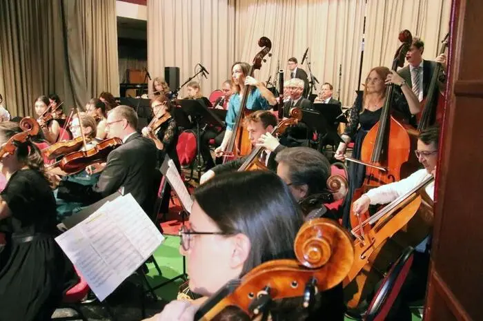m ausverkauften Volkshaus von Bärnbach begeisterten die Musikerinnen und Musiker des Orchesters samt ihren Gästen Thomas Glanz (Gesang) und Babsi Koitz (Tanz) das Publikum.