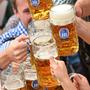 Reguläres Bier mit Alkohol muss für die Wiesn-Organisatoren in jedem Biergarten verfügbar sein