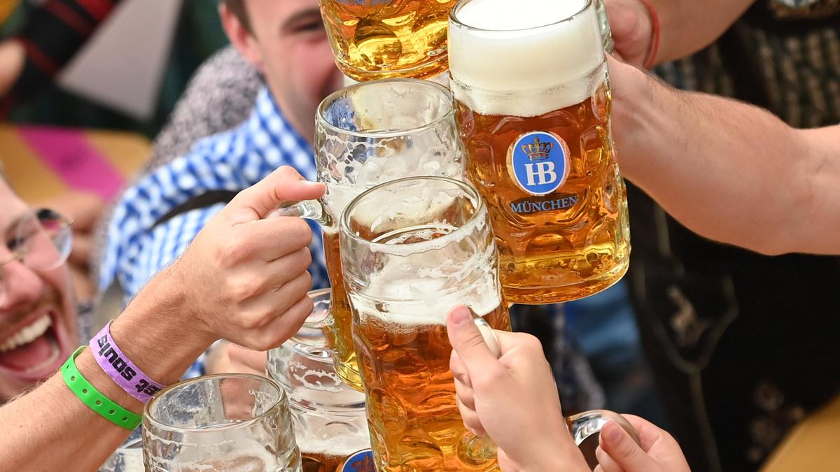 Reguläres Bier mit Alkohol muss für die Wiesn-Organisatoren in jedem Biergarten verfügbar sein