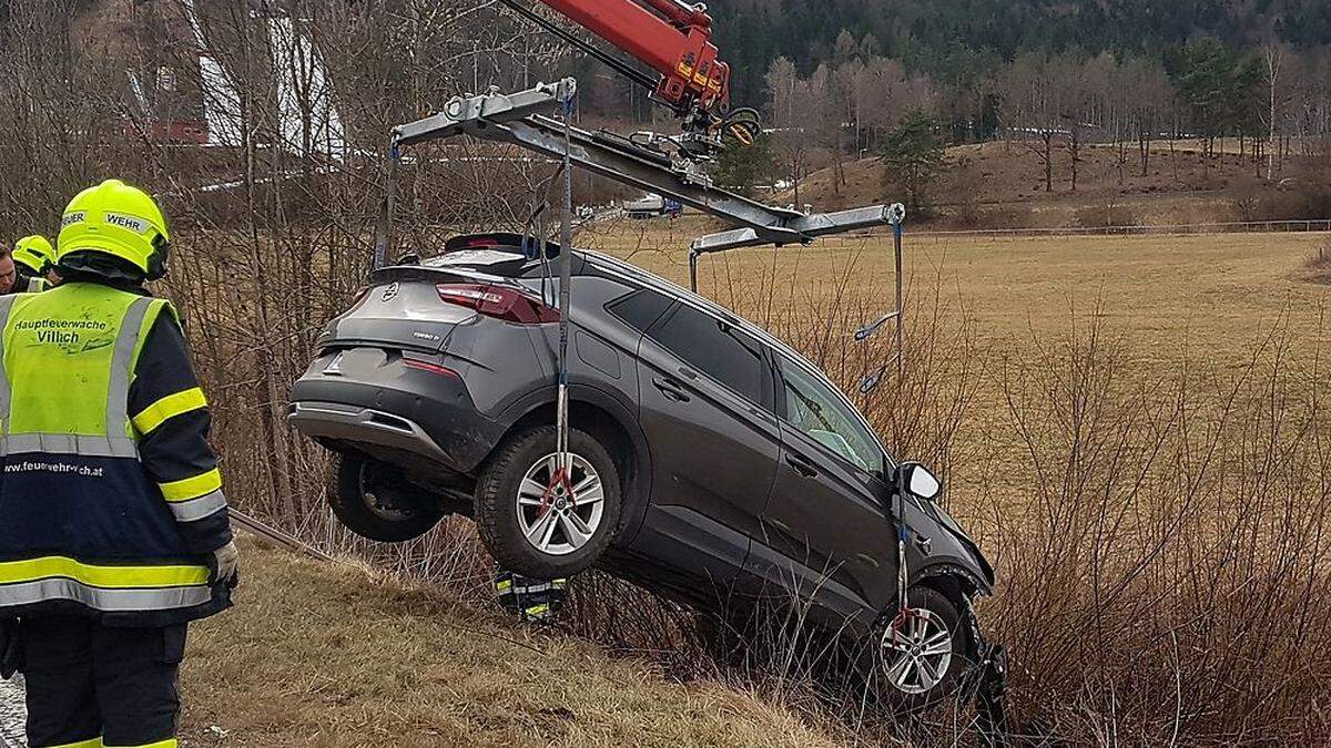 Der SUV landete im Straßengraben