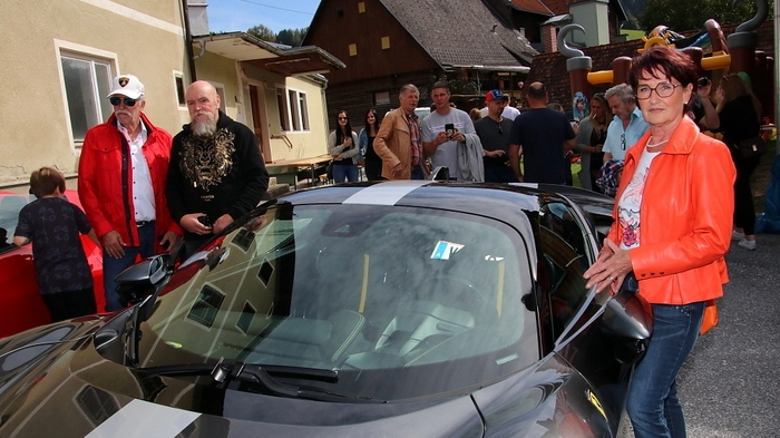 Auch zahlreiche Trikes waren zum Treffen angereist, dazu eine Vielzahl an Bikern., Oldtimern, Sportwägen und Raritäten. Bereits um die Mittagszeit wurden die reservierten Stellplätze knapp.