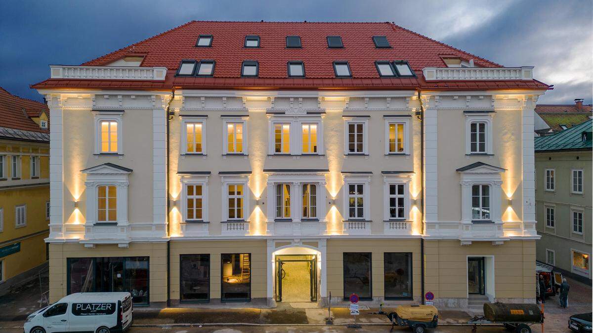 Nach mehr als einem Jahr Bauzeit präsentiert sich der Goldene Hirsch am Kardinalplatz 8 als modernes Wohnhaus, das in puncto Design, Komfort und Technik höchste Ansprüche erfüllt