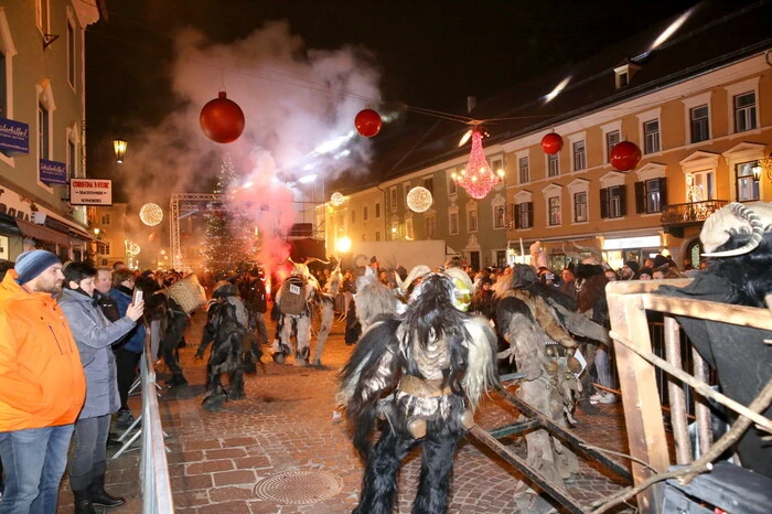 Abgerundet wurde der Bartl-Umzug  mit einer spektakulären Show  am Hauptplatz. Hunderte Besucher aus ganz Kärnten ließen sich dieses Schauspiel nicht entgehen.