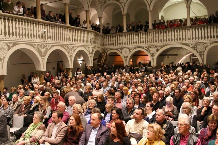 Hunderte Besucher hatten sich deshalb Richtung Rathaushof aufgemacht. 