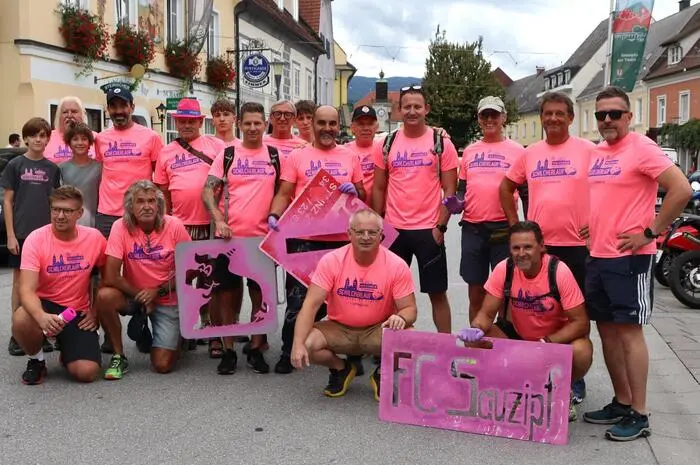 Die Vorfreude steigt: Das Organisationskomitee des Schilcherlaufs nach dem Markieren der Strecke – mit dem Schilcherlauf-Logo des FC Sauzipf