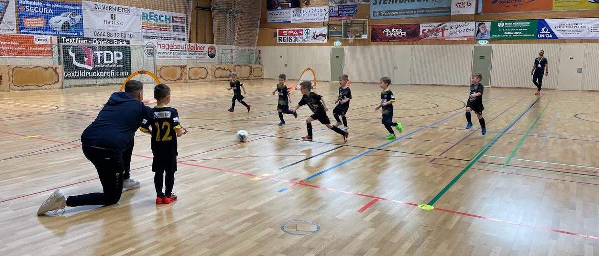 Die Knirpse von der U7 und U8 spielen „Funino“, also ohne Tore