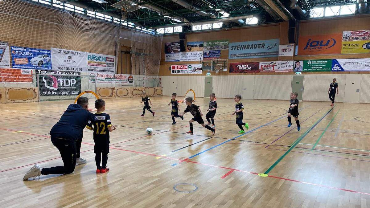 Die Knirpse von der U7 und U8 spielen „Funino“, also ohne Tore