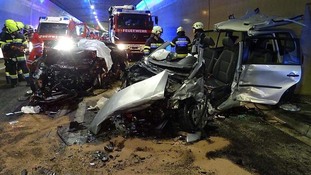 Zweit Tote sind nach einem schweren Verkehrsunfall auf der A9 im Gleinalmtunnel zu beklagen