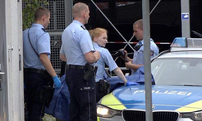 Polizisten sichern am Stadtbahnhof Iserlohn Beweise